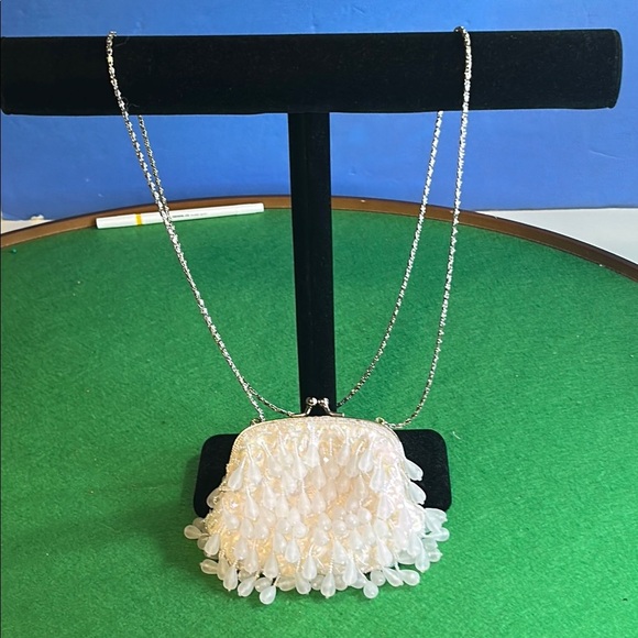 CEM RARE WHITE BEADED KISS-LOCK CLOSURE CROSSBODY CLUTCH - Picture 2 of 16